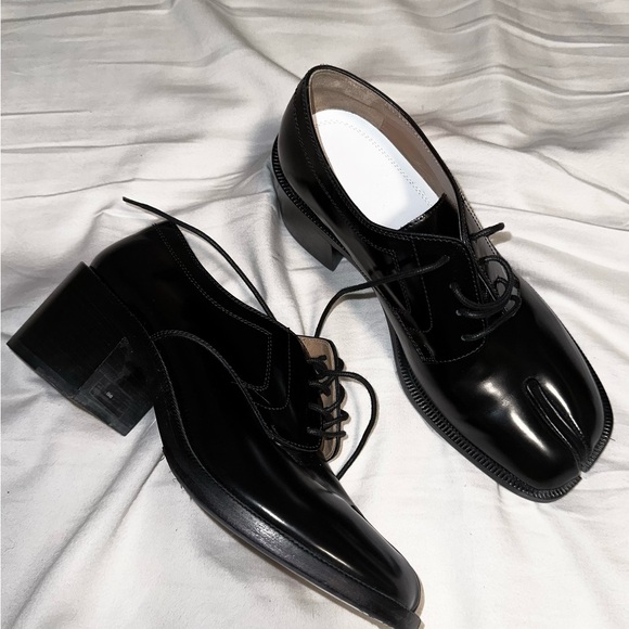 MAISON MARGIELA
Black Tabi Lace-Up Oxfords - Picture 10 of 13